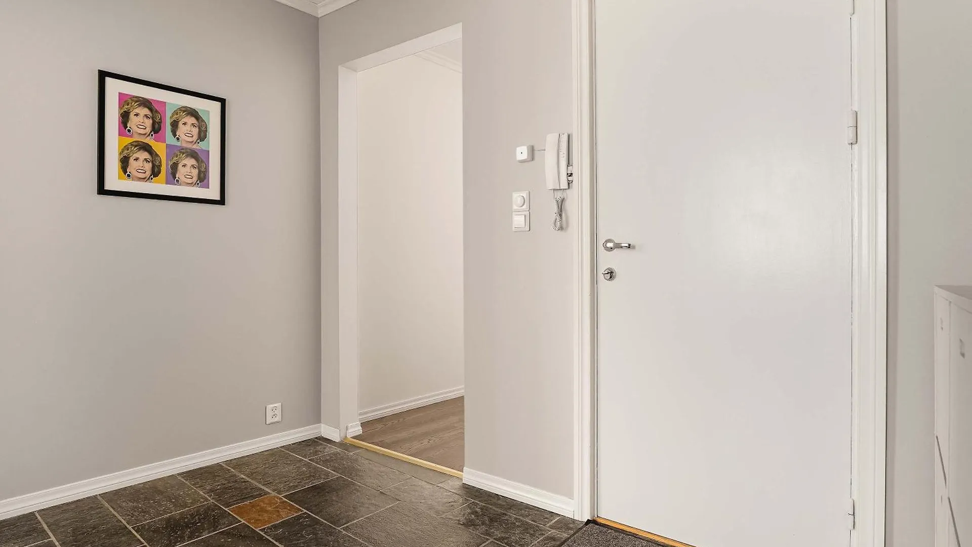 Renovated Gem With Balcony In Central Street Bergen Daire