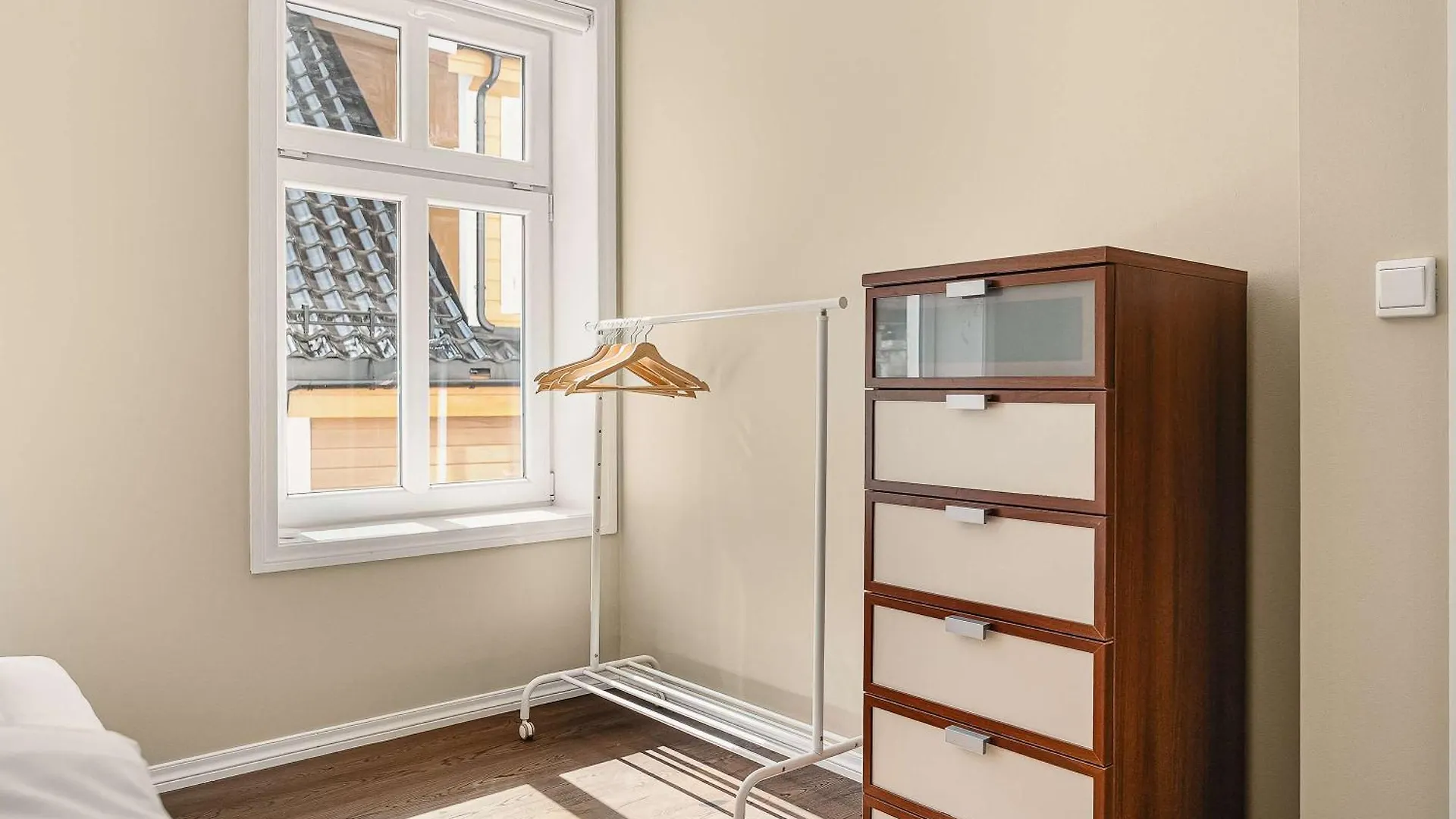 Renovated Gem With Balcony In Central Street Bergen Daire