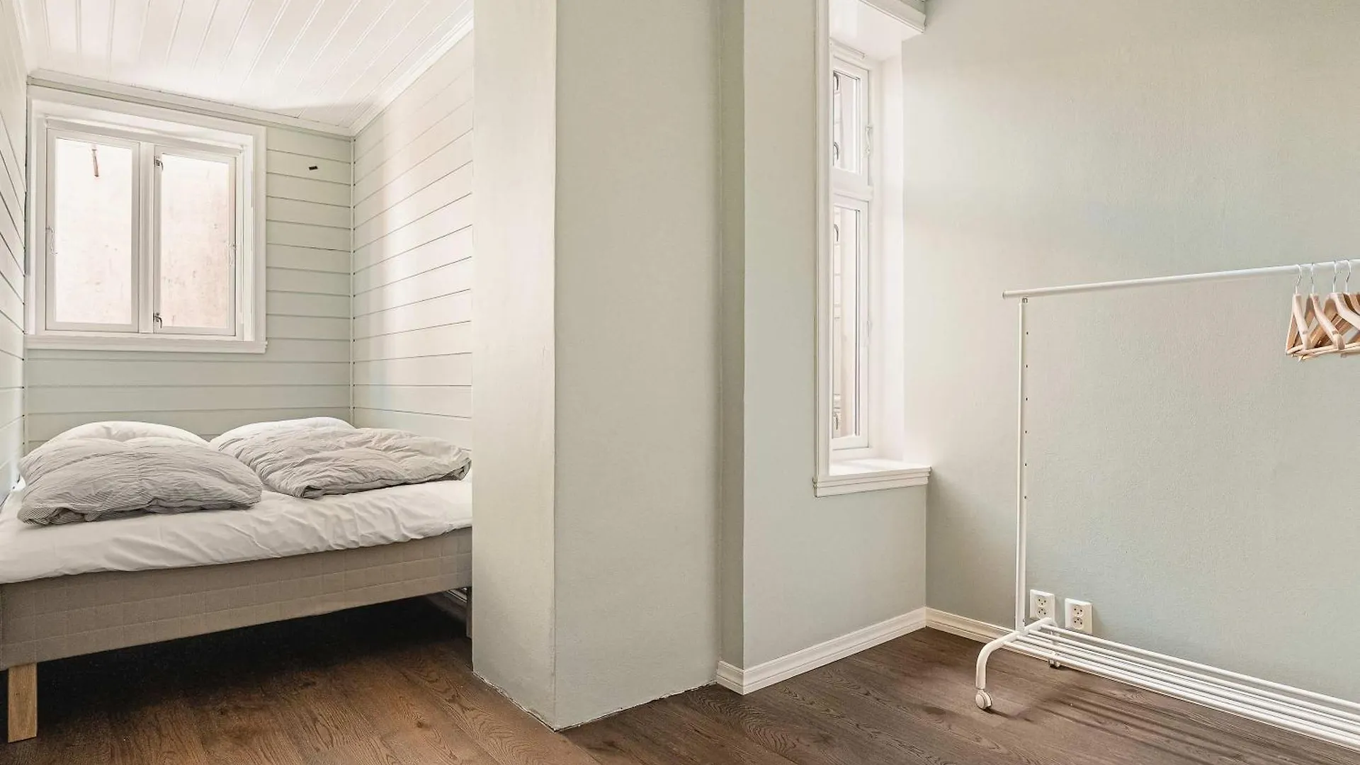Renovated Gem With Balcony In Central Street Bergen