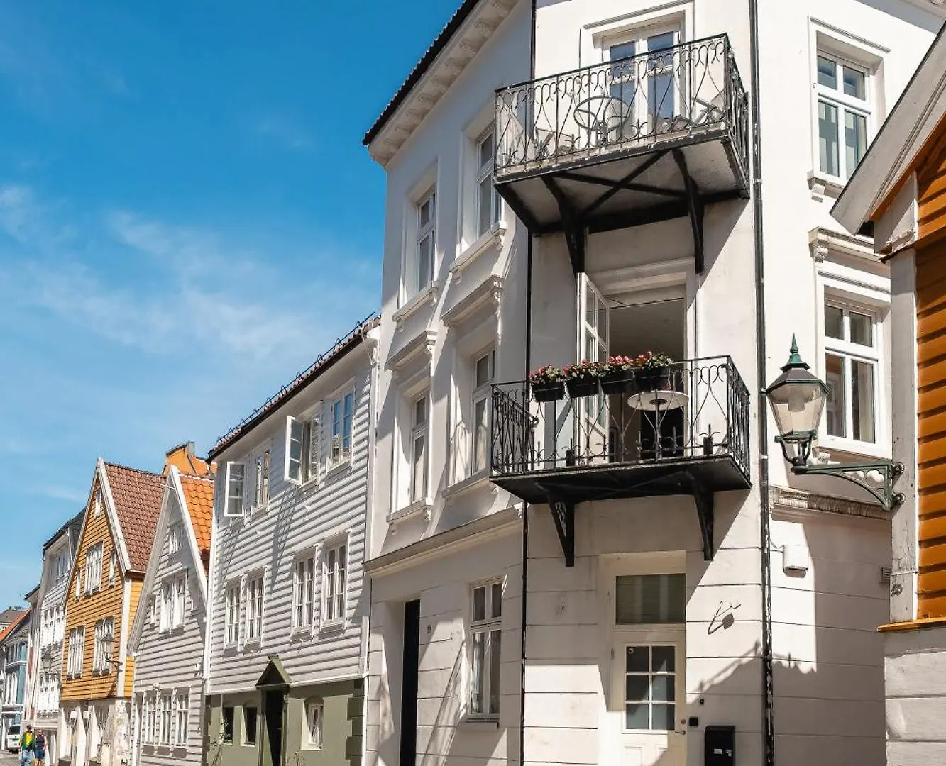 Renovated Gem With Balcony In Central Street Bergen Daire