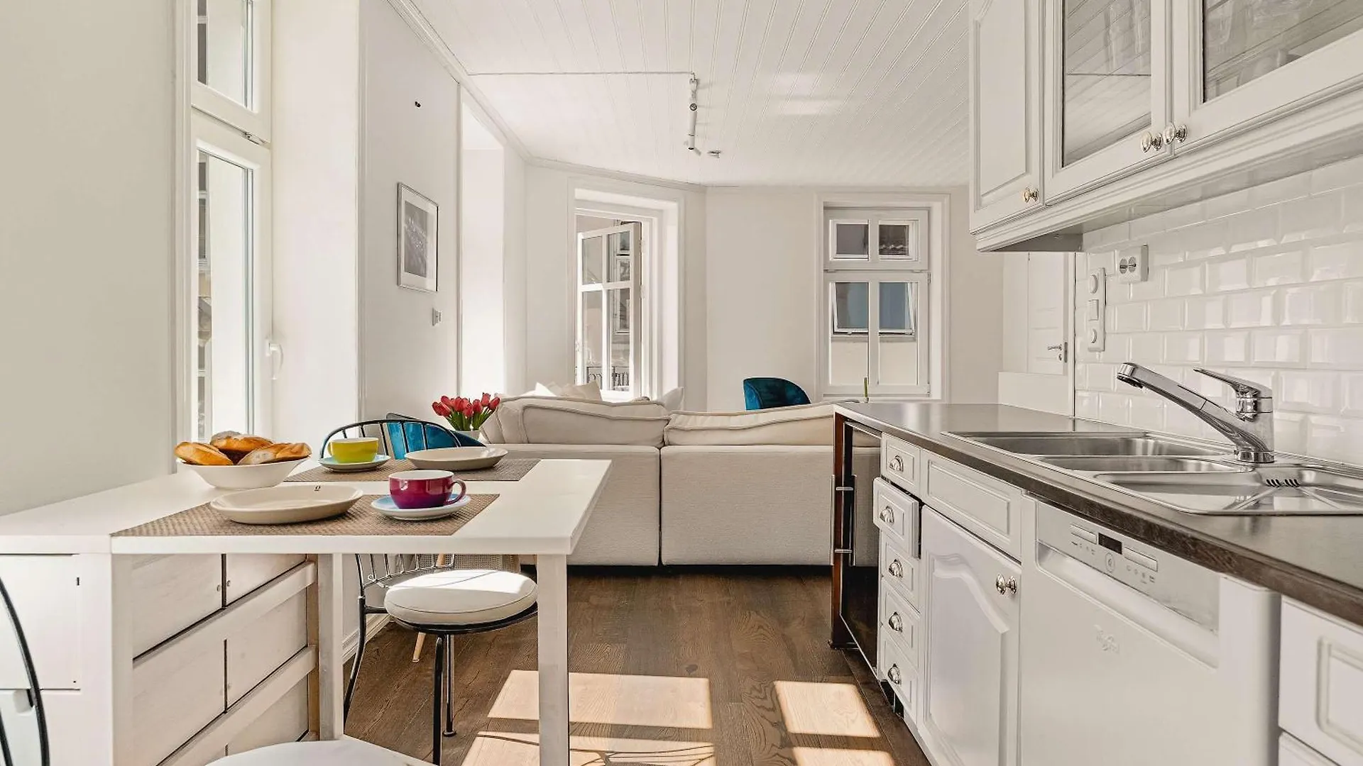 Renovated Gem With Balcony In Central Street Bergen Norveç
