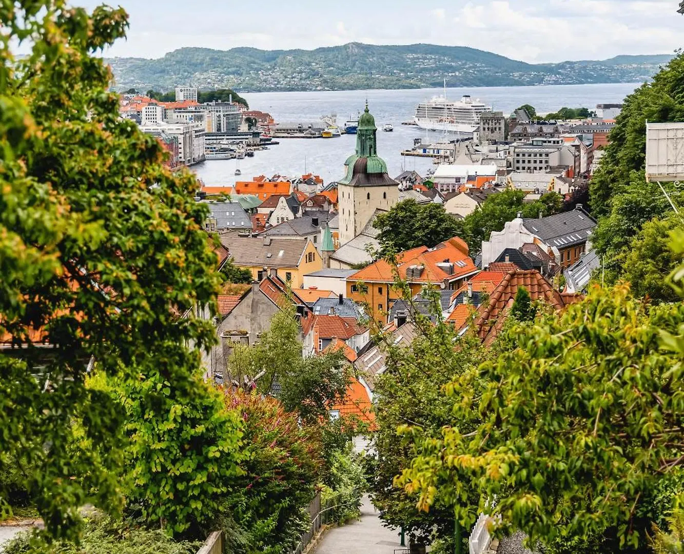 Daire Renovated Gem With Balcony In Central Street Bergen